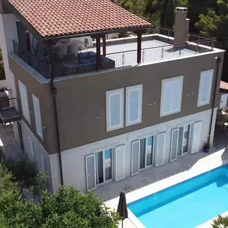 Igalo - Private Pool & Sea View * Splitska